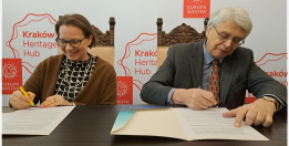 Agata Wąsowska-Pawlik i prof. Jacek Purchla podpisują dokument.