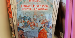 Na pierwszym planie kolorowa okładka książki Anny Berki, w tle regał z książkami. 