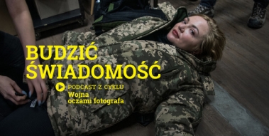 Graphic with a color photo and the name of the podcast. In the background is a photo by Justyna Mielnikiewicz: a woman dressed in a thick moro jacket lies on the floor and looks towards the camera. Someone is zipping up her jacket. 