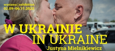 Photograph taken by Justyna Mielnikiewicz. It depicts a couple kissing. 