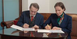 Dyrektor Zamku Królewskiego na Wawelu i Dyrkektorka MCK podczas podpisują dokumenty.
