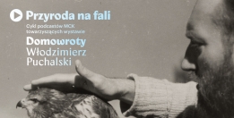 Grafika z fotografią Włodzimierza Puchalskiego, w kolorze czarno-białym z napisem w kolorze błękitnym. 