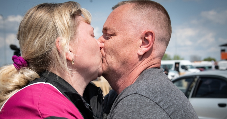 Photograph of a kissing couple.