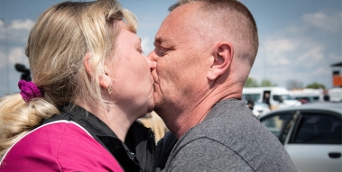 Photograph of a kissing couple.
