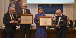 Wnętrze sali. Na pierwszym planie Prof. Jacek Purchla i Agata Wąsowska - Pawlik trzymają w ręce dyplomy - nagrody. 