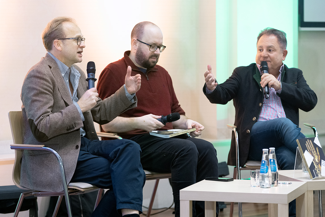 Sala Pod Kruki. Na scenie siedzą i rozmawiają Maciej Czerwiński, Grzegorz Wysocki i Robert Makłowicz.