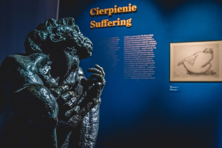 Przestrzeń wystawy Adriatycka epopeja. Ivan Meštrović, Galeria MCK, fragment ekspozycji pod tytułem Zmysłowość - opis tego fragmentu na ścianie, fot. Klaudyna Schubert