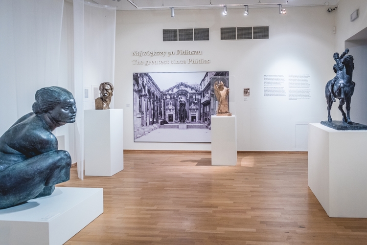Przestrzeń wystawy Adriatycka epopeja. Ivan Meštrović w Galerii MCK,  rzeźby artysty i zdjęcie  fot. Klaudyna Schubert