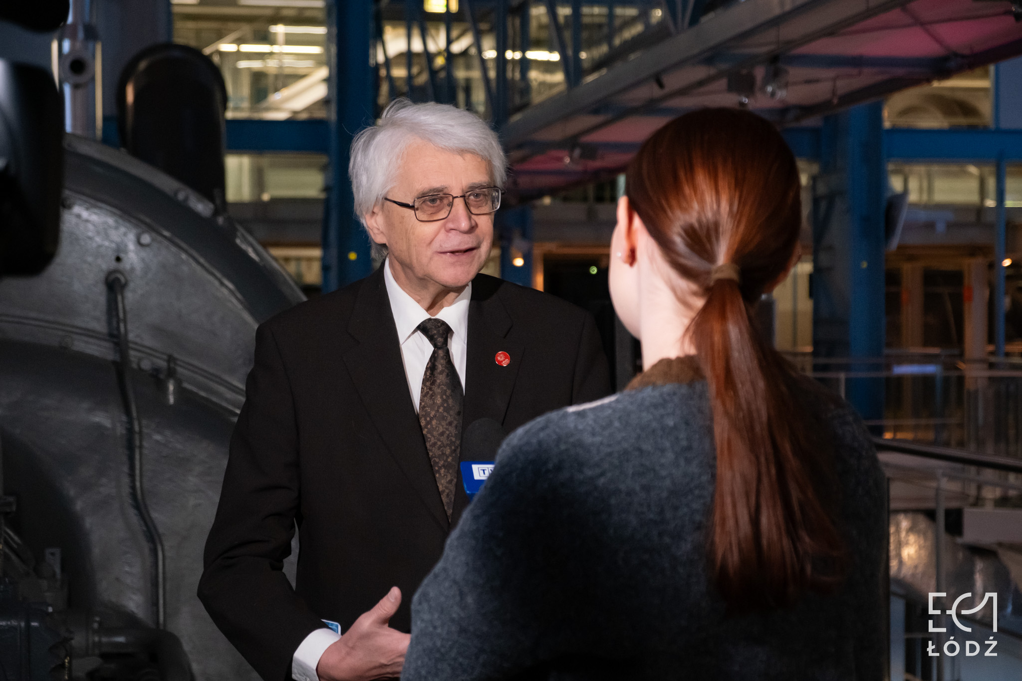 Prof. Jacek Purchla w trakcie udzielania wywiadu dziennikarce telewizyjnej.