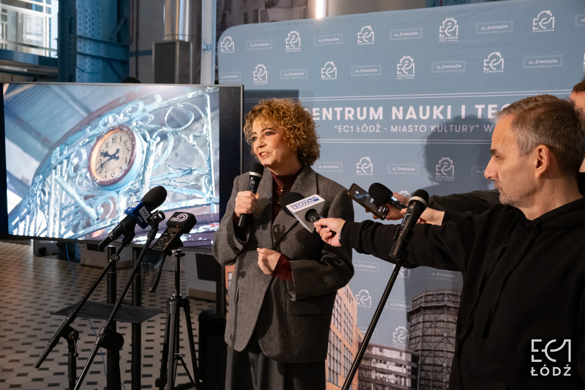 Hanna Zdanowska w trakcie udzielania mediom wywiadu podczas konferencji prasowej w EC1