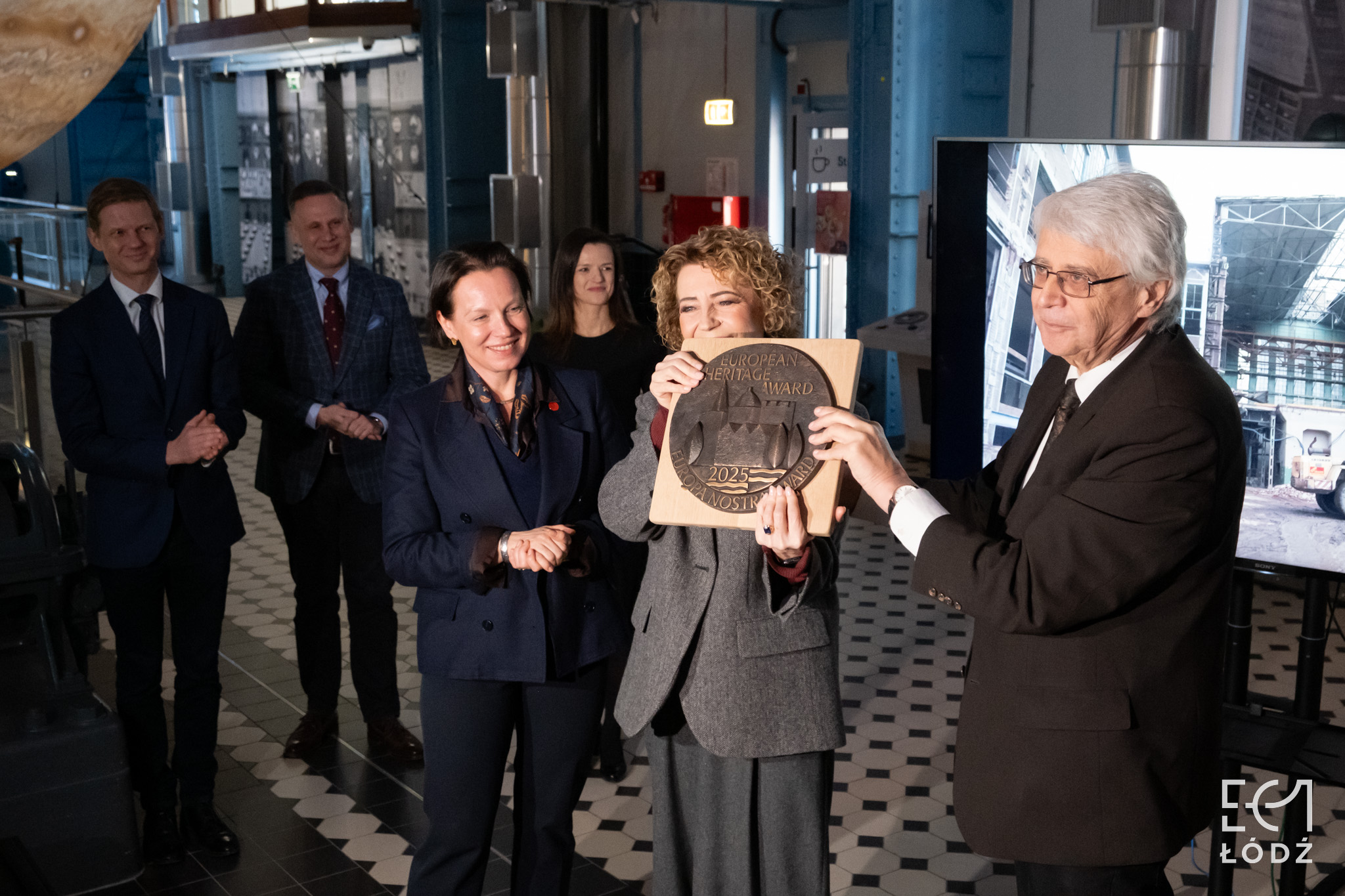 Agata Wąsowska-Pawlik, Hanna Zdanowska i prof. Jacek Purchla w trakcie odsłonięcia tablicy. Pozują do wspólnego zdjęcia.