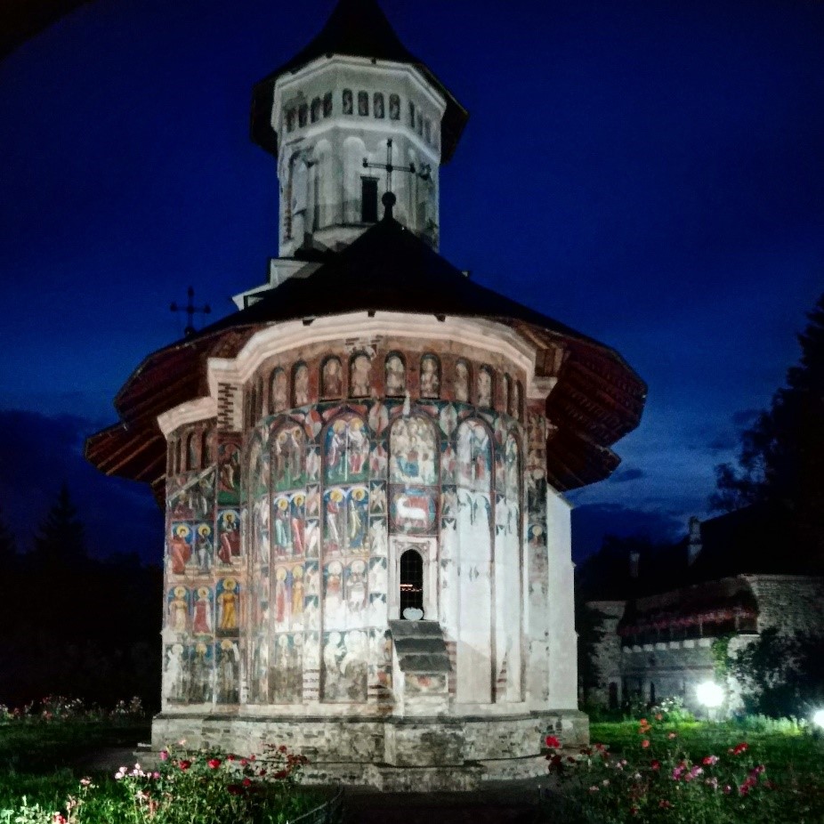 Monaster Moldoviţa - widok całości oświetlonej nocą