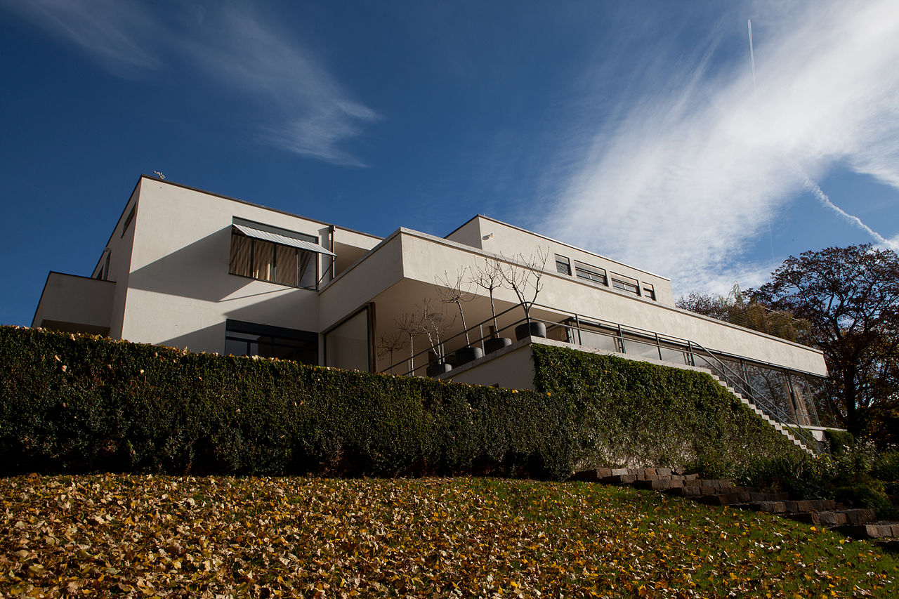Widok modernistycznej willi Tugendhat - biały budynek na tle niebieskiego nieba