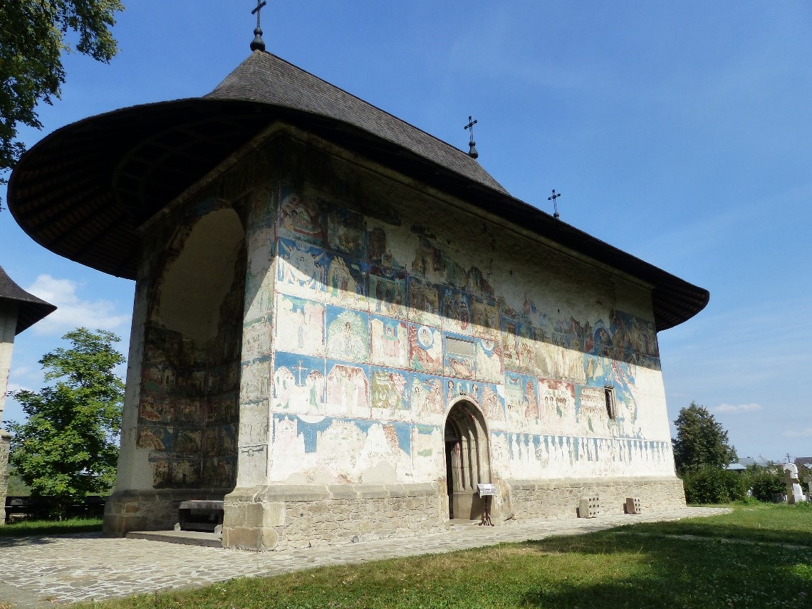 Widok na cerkiew w Arbore z malowidłami na ścianach