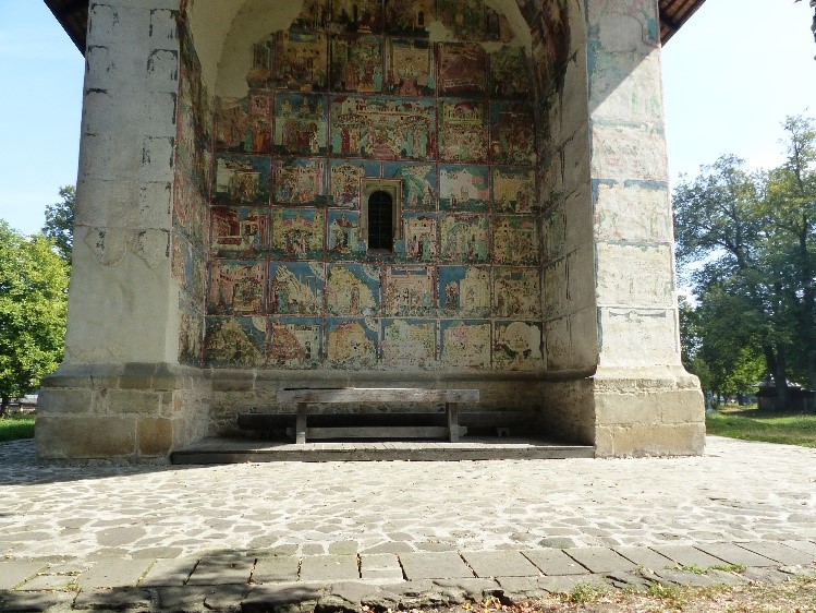 Cerkiew w Arbore - widok z przodu na zaokrągloną wnękę i wąskie okno