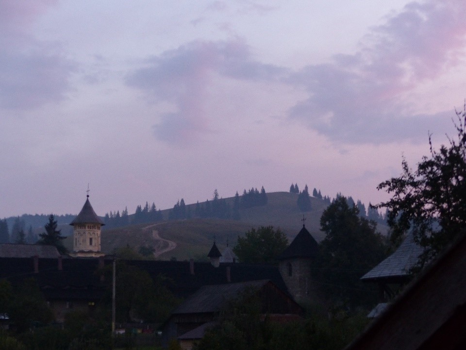 Monaster Moldoviţa - widok z oddali na wierzę, wokół drzewa