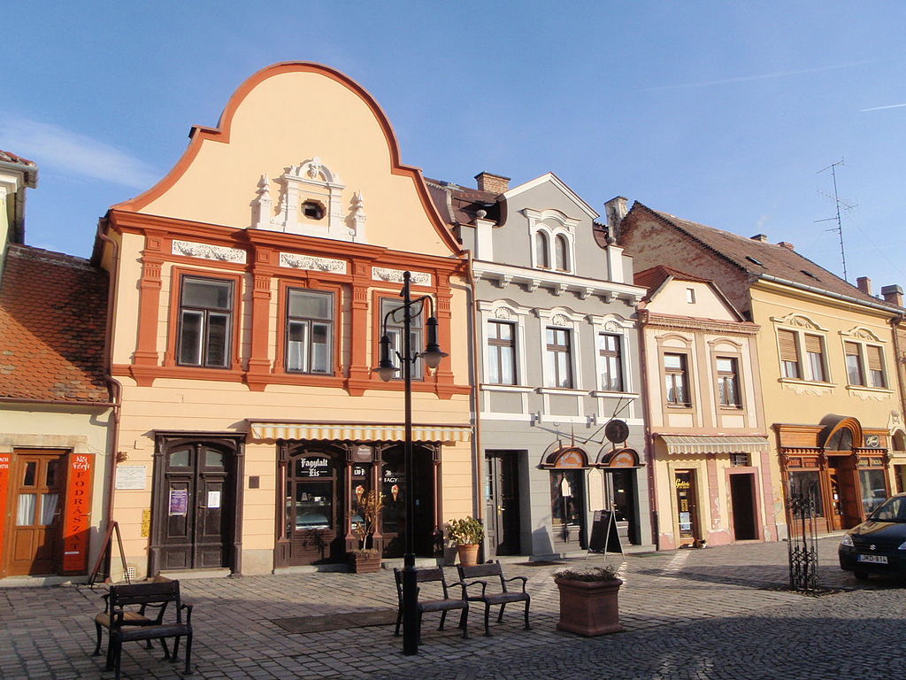 Widok zabytkowego starego miasta węgierskiego miasteczka Kőszeg
