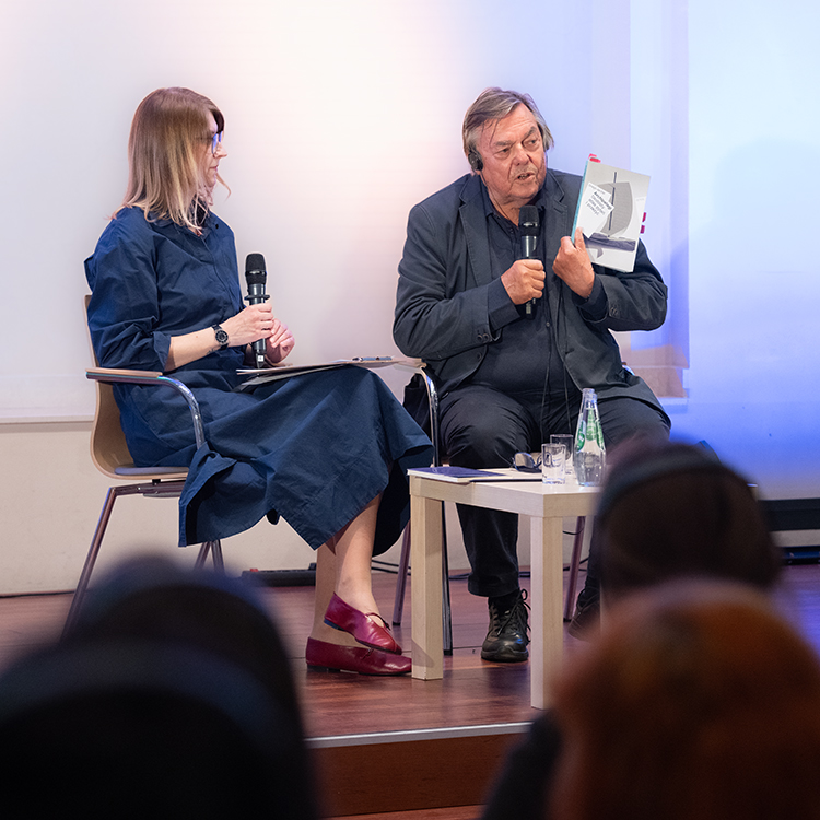 Drago Jančar i dr Dominika Kaniecka. Autor trzyma w ręku swoją publikację.
