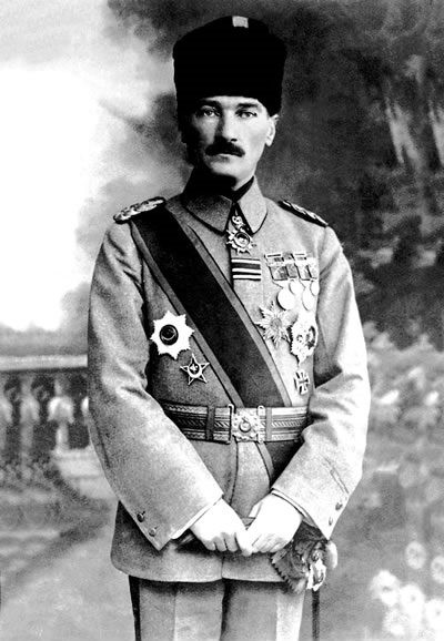 Mustafa Kemal (1881–1938) w baranim kołpaku. Fotografia z 1918 roku.