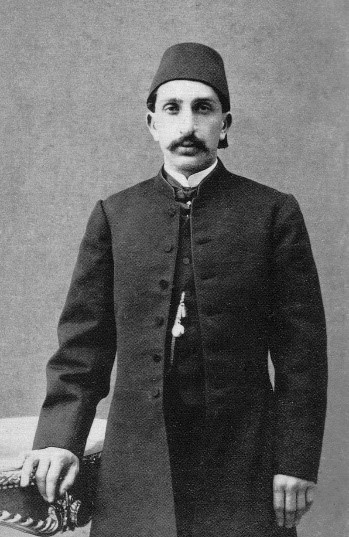 Abdülhamid II, 34. sułtan i 113. kalif Imperium Osmańskiego (1842 –1918), w fezie. Oficjalna fotografia wykonana w 1868 roku w stambulskim atelier braci Abdullahów.