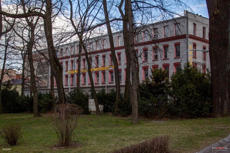 Dawna hala fabryczna przy ulicy Żywieckiej 13, w której w latach 1902–1908 produkowano fezy. Fotografia z 2020 roku, autor Piotr W.