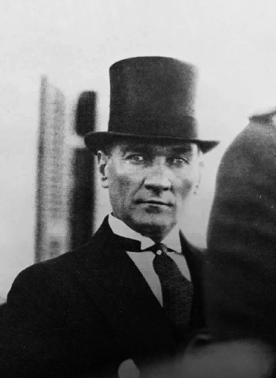 Prezydent Republiki Turcji Mustafa Kemal w zachodnioeuropejskim wydaniu. Fotografia wykonana w 1928 roku w Ankarze podczas oficjalnej wizyty króla Afganistanu Amanullaha Chana.
