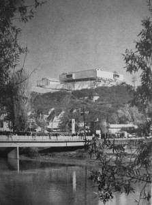 Widok od strony doliny rzeki Wardar na zrealizowany kompleks Muzeum Sztuki Współczesnej w Skopju, za Architektura 1974, nr 4.