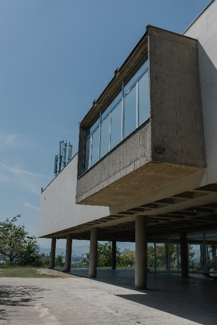Muzeum Sztuki Współczesnej w Skopju, betonowy wykusz