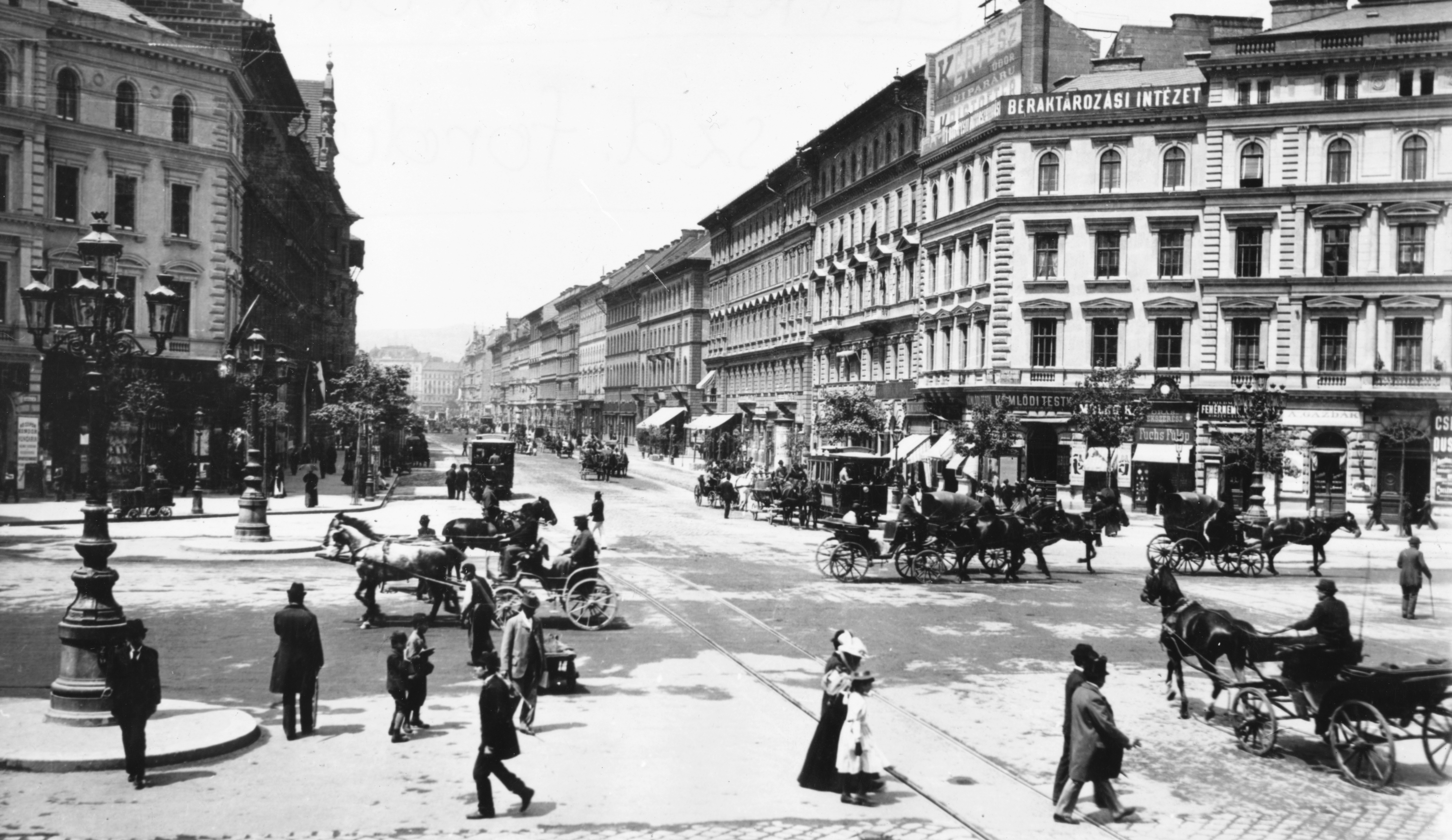 Oktogon, widok w stronę bulwaru Teresy i dworca Nyugati, około 1897 roku.
