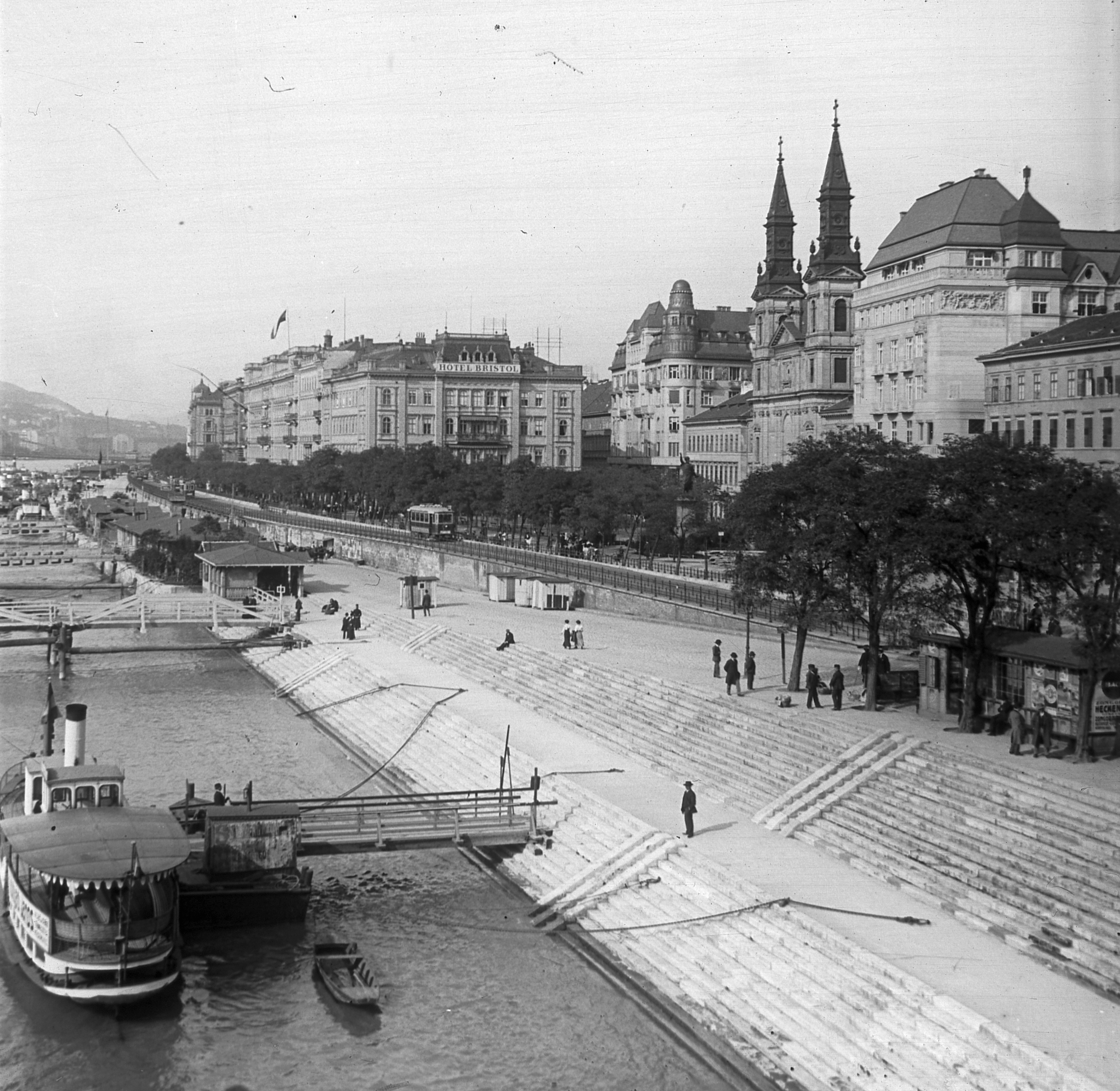 Peszteńskie korso i plac Petőfiego, widziane z mostu Elżbiety, 1912 rok.