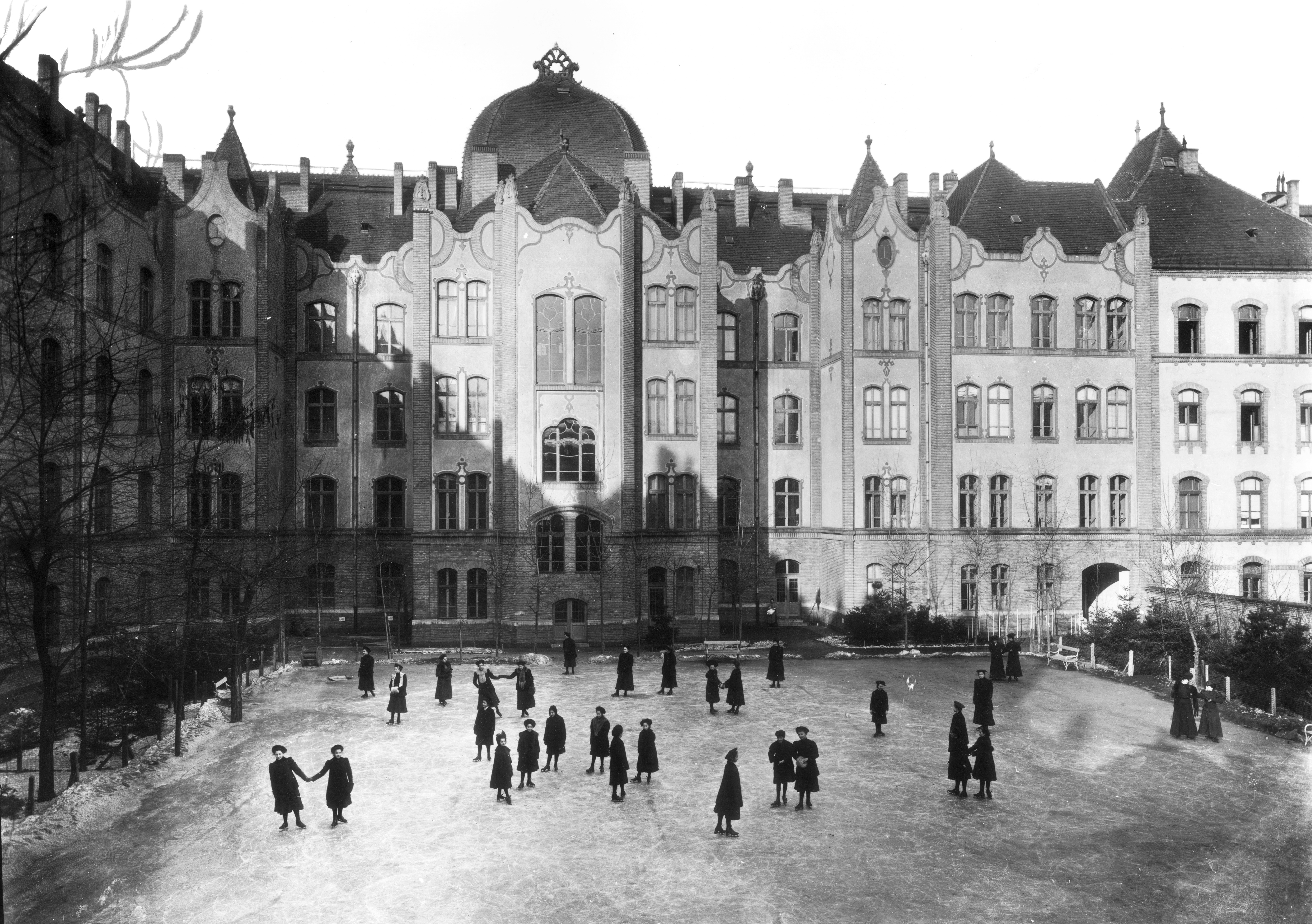 Szkoła Żeńska Królowej Elżbiety (dziś Liceum Blanki Teleki), 1905 rok.