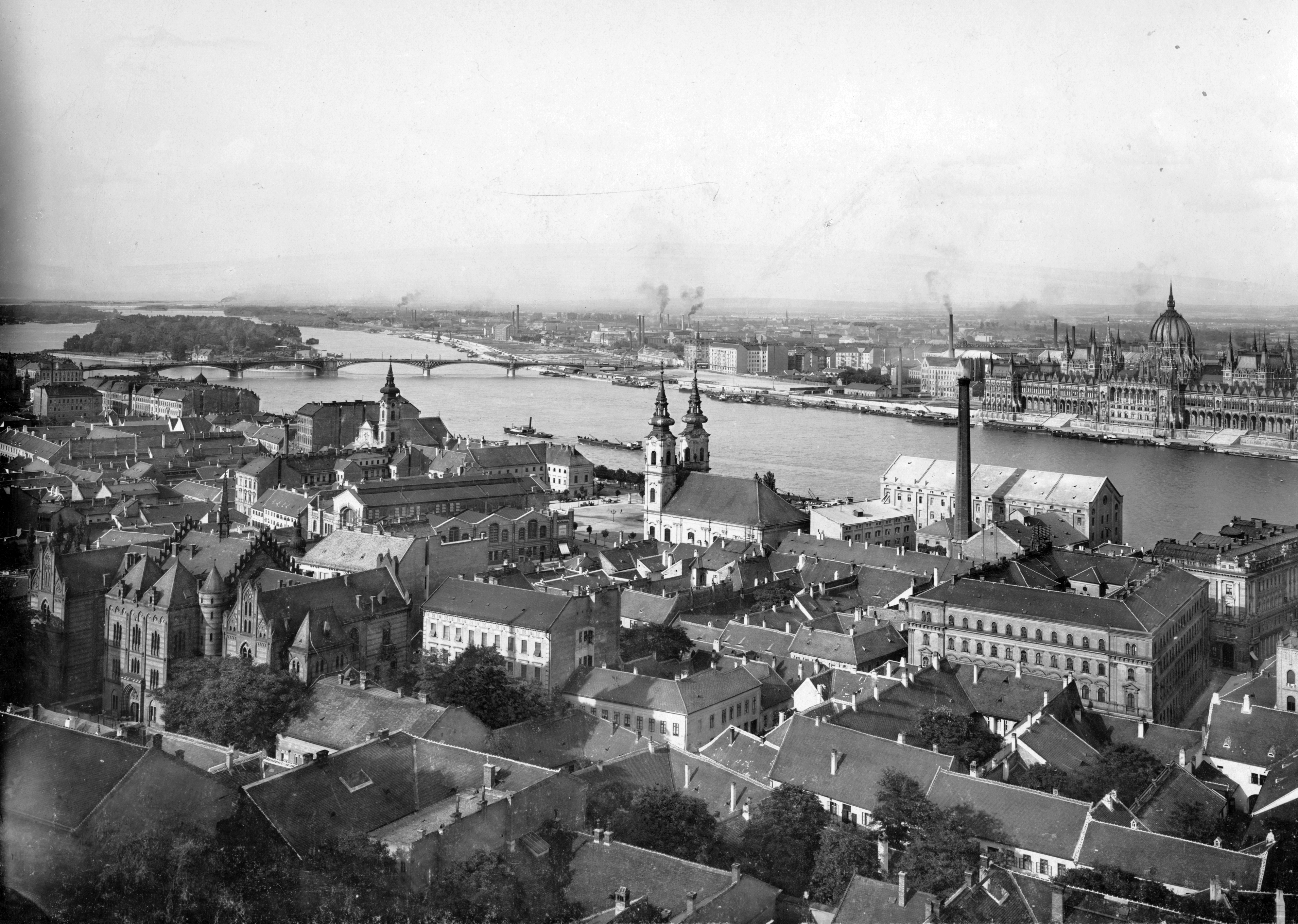 Widok z Baszty Rybackiej na Wodne Miasto i peszteński brzeg Dunaju z parlamentem, 1907 rok.