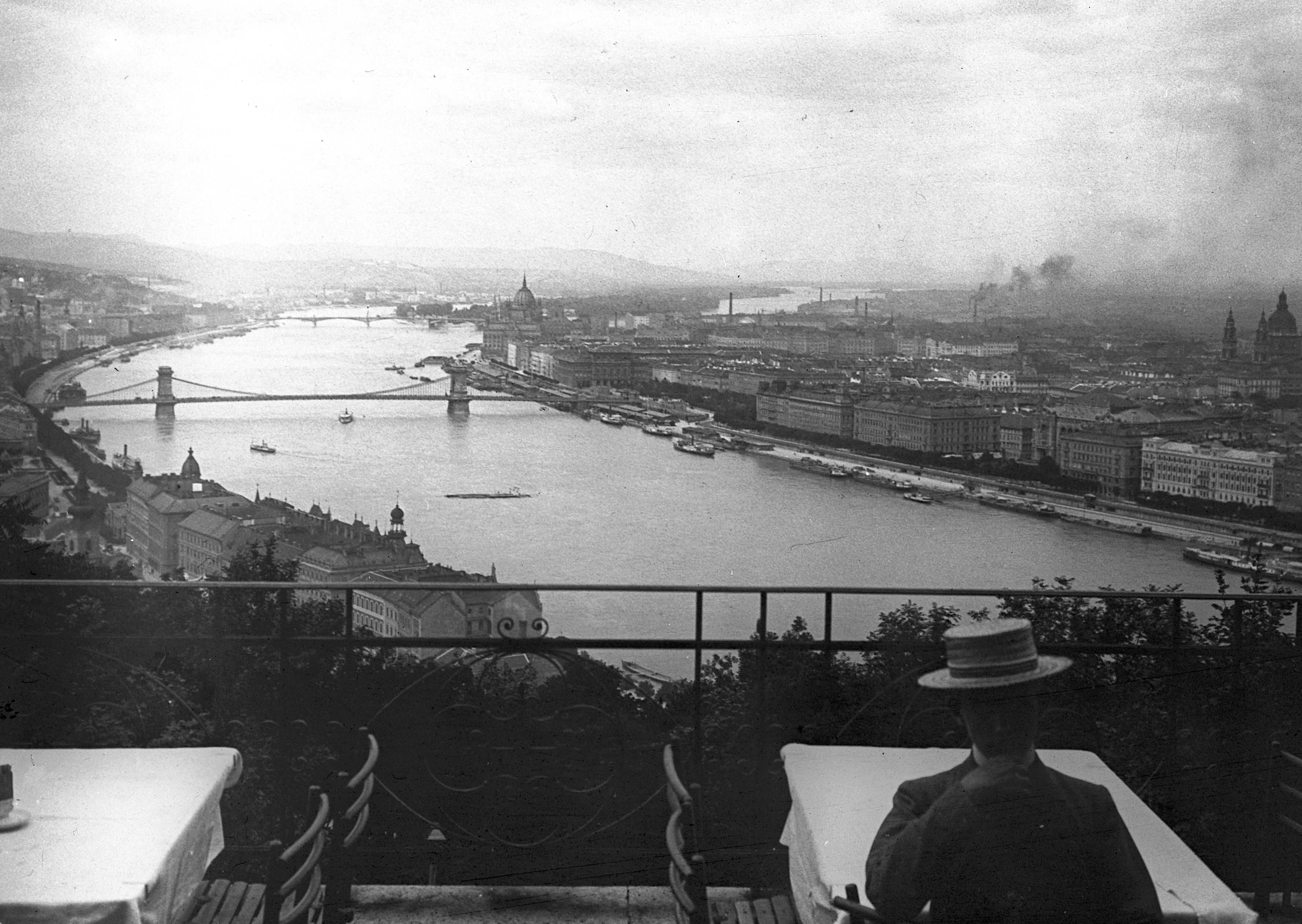 Widok z tarasu ogrodów zamkowych w Budzie, 1904 rok.