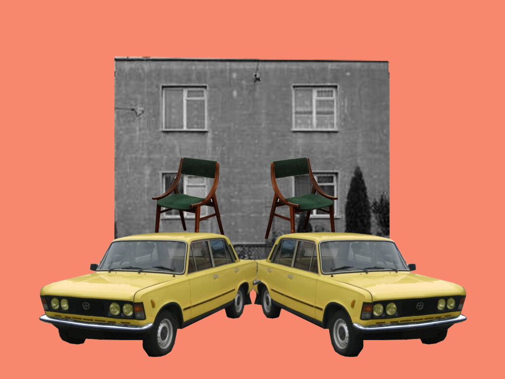 Kolaż przedstawiający dwa żółte samochody ustawione przodem do siebie, nad którymi unoszą się drewniane krzesła. W tle widoczna jest czarno-biała fasada budynku mieszkalnego na łososiowym tle. Kompozycja nawiązuje do estetyki retro i miejskiej codzienności.