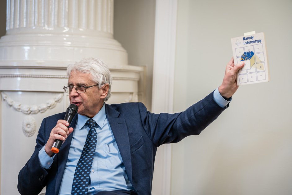 Prof. Jacek Purchla przemawia. W ręce trzyma ksiażkę 
