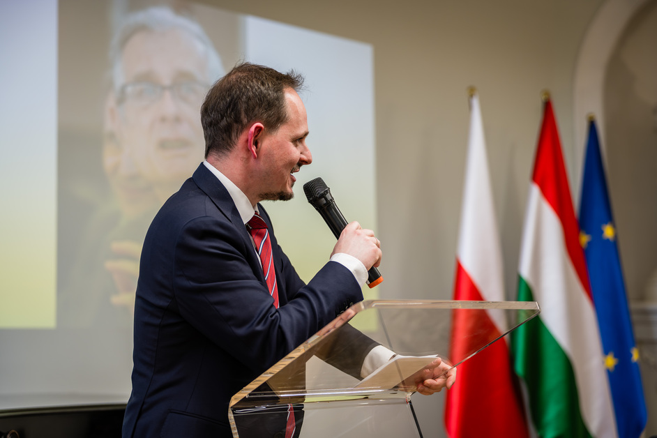 Mężczyzna przemawia do zgromadzonych gości.