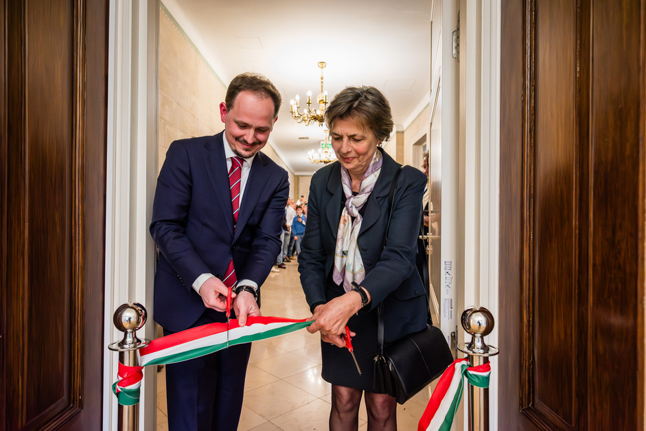 Przecinanie wstęgi w węgierskich barwach.