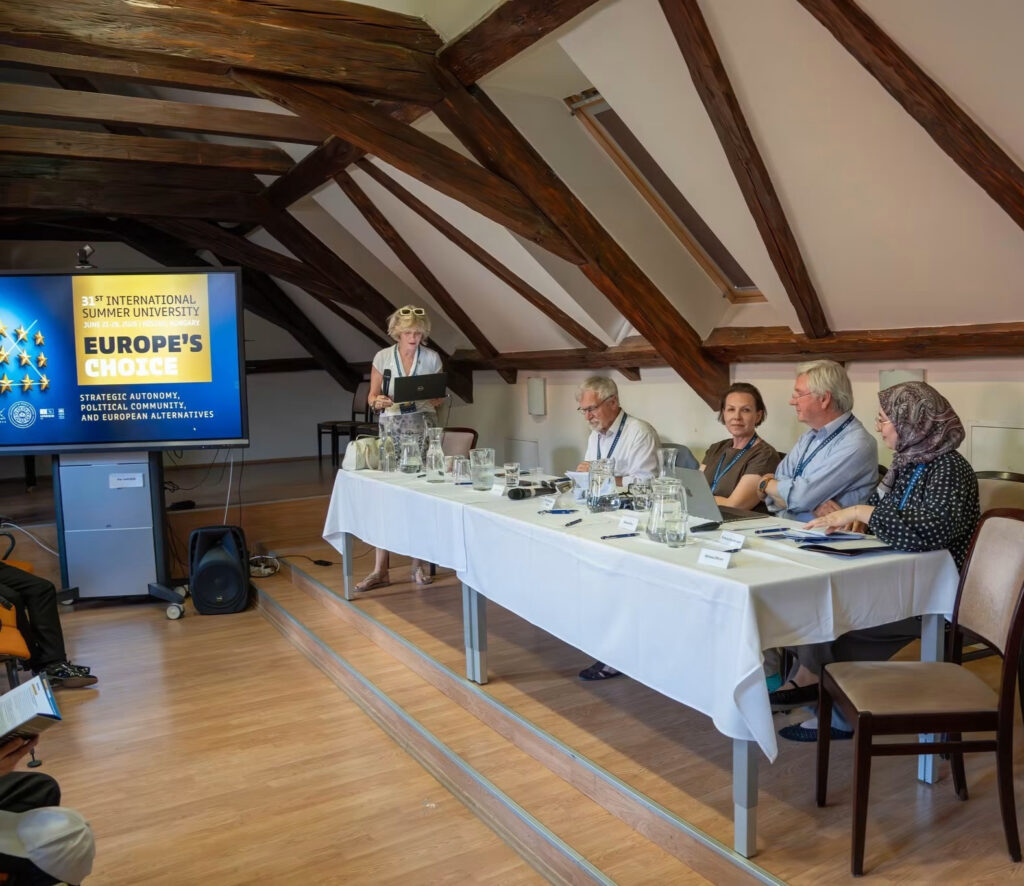 Panel ekspercki podczas 31. Międzynarodowego Uniwersytetu Letniego poświęconego przyszłości Europy, odbywający się w Kőszeg na Węgrzech.