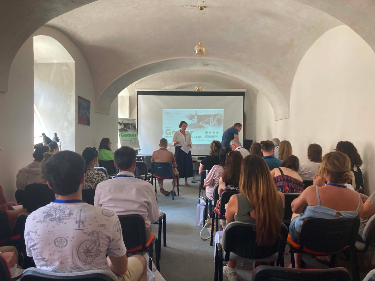 Sala wykładowa, w której zgromadzone są osoby uczestniczące w V4 Heritage Academy oraz osoby odpowiadające za organizację wydarzenia, na zdjęciu z przodu m.in. Agata Wąsowska-Pawlik, dyrektorka MCK, i dr Michał Wiśniewski.