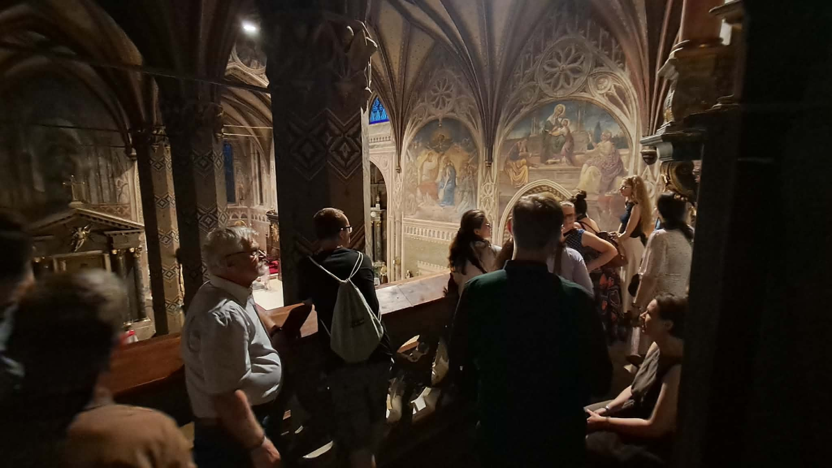 Osoby uczestniczące w 15. edycji V4 Heritage Academy podczas zwiedzania kościoła z tak zwanego Szlaku Gotyckiego w rejonie Gemer