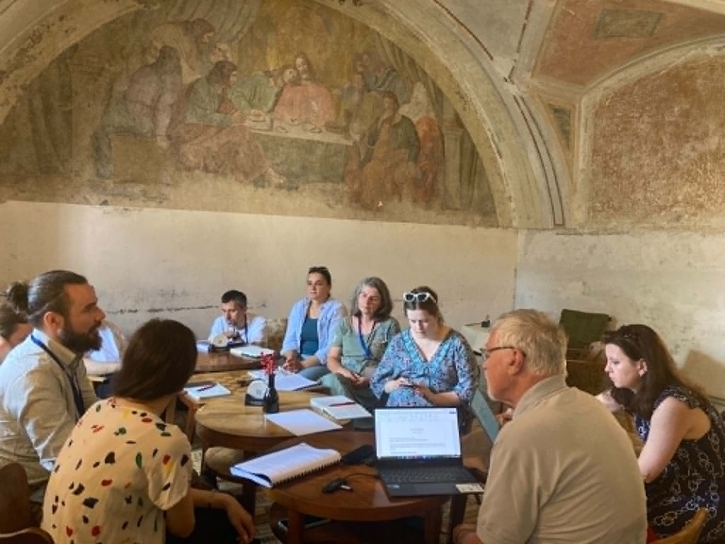 Uczestnicy 15. edycji V4 Heritage Academy podczas seminarium w zabytkowych wnętrzach klasztoru w Rożniawie, poświęconego ochronie i zarządzaniu dziedzictwem kulturowym.