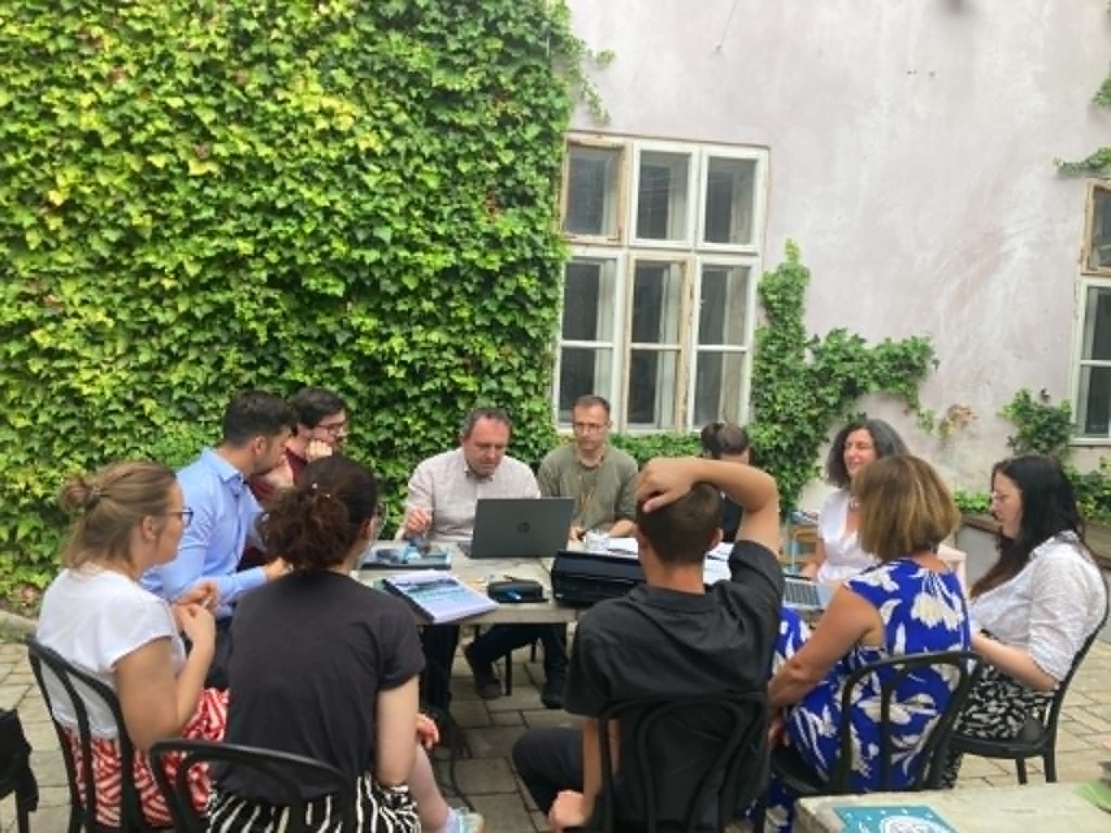 Uczestnicy 15. edycji V4 Heritage Academy biorą udział w warsztatach i dyskusji poświęconej ochronie oraz zarządzaniu dziedzictwem kulturowym. Zajęcia prowadzi dr Michał Wiśniewski
