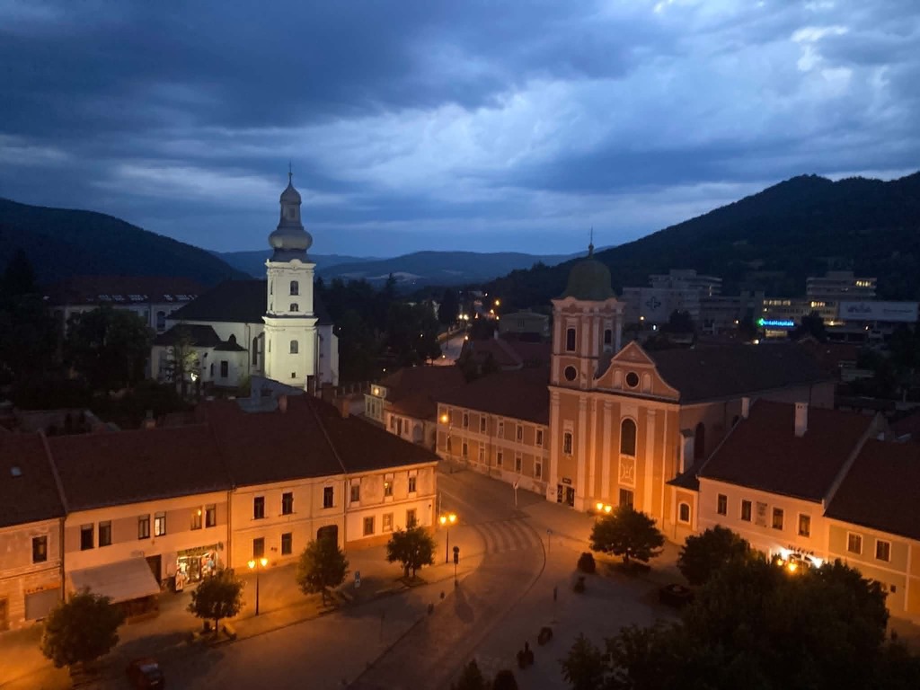 Osoby uczestniczące w 15. edycji V4 Heritage Academy podczas zwiedzania kościoła z tak zwanego Szlaku Gotyckiego w rejonie Gemer