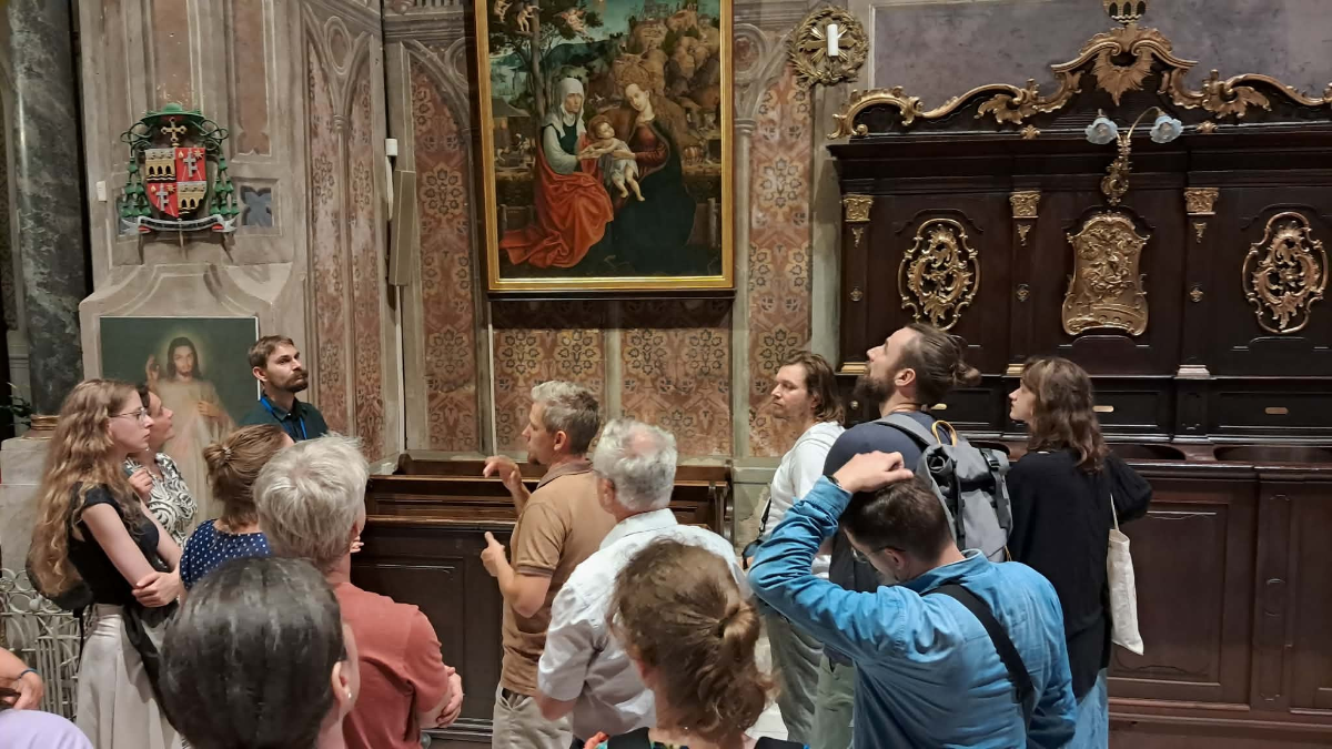 Osoby uczestniczące w 15. edycji V4 Heritage Academy podczas zwiedzania kościoła z tak zwanego Szlaku Gotyckiego w rejonie Gemer