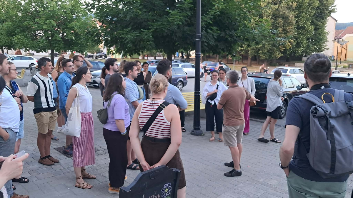 Osoby uczestniczące w 15. edycji V4 Heritage Academy podczas zwiedzania rejonu Gemer