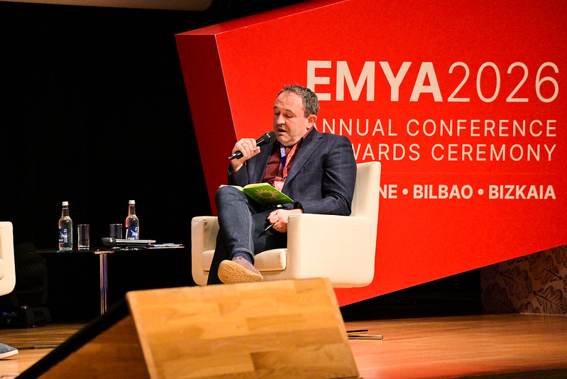 Dr Michał Wiśniewski podczas wystąpienia na konferencji EMYA 2026 w Bilbao.