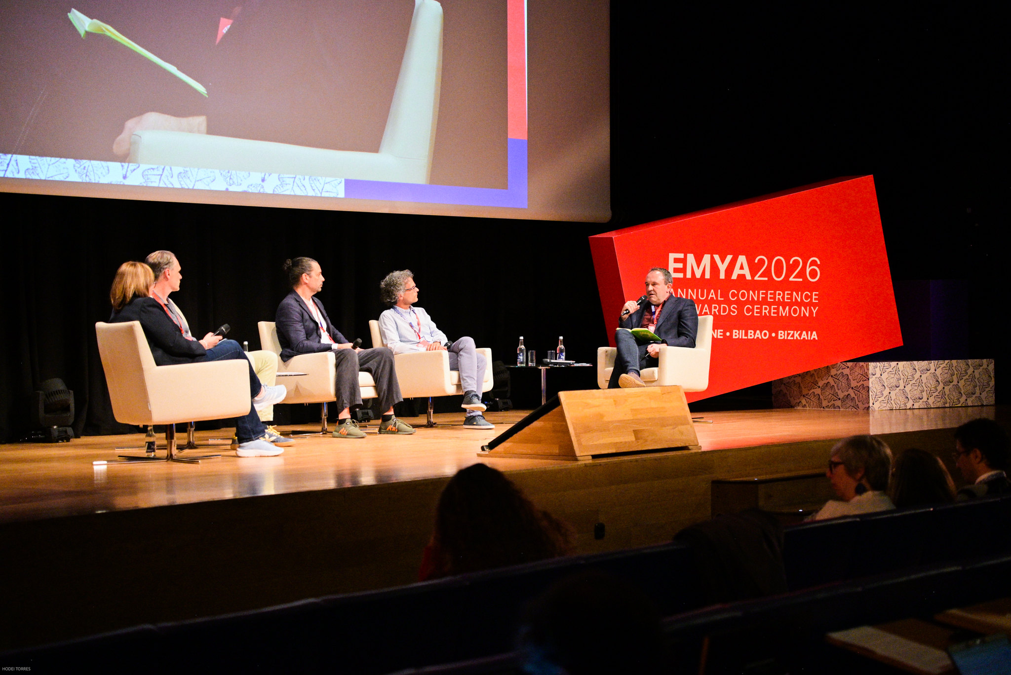 Panel dyskusyjny podczas konferencji EMYA 2026 w Bilbao z udziałem dr. Michała Wiśniewskiego i międzynarodowych ekspertów muzealnictwa.