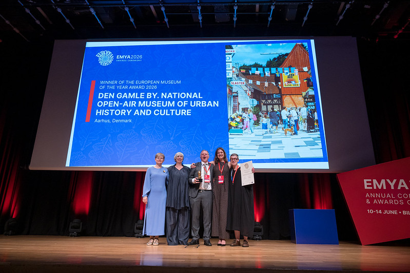Laureaci nagrody European Museum of the Year Award 2026 podczas ceremonii EMYA 2026 na scenie po odebraniu wyróżnienia za muzeum Den Gamle By w Aarhus.
