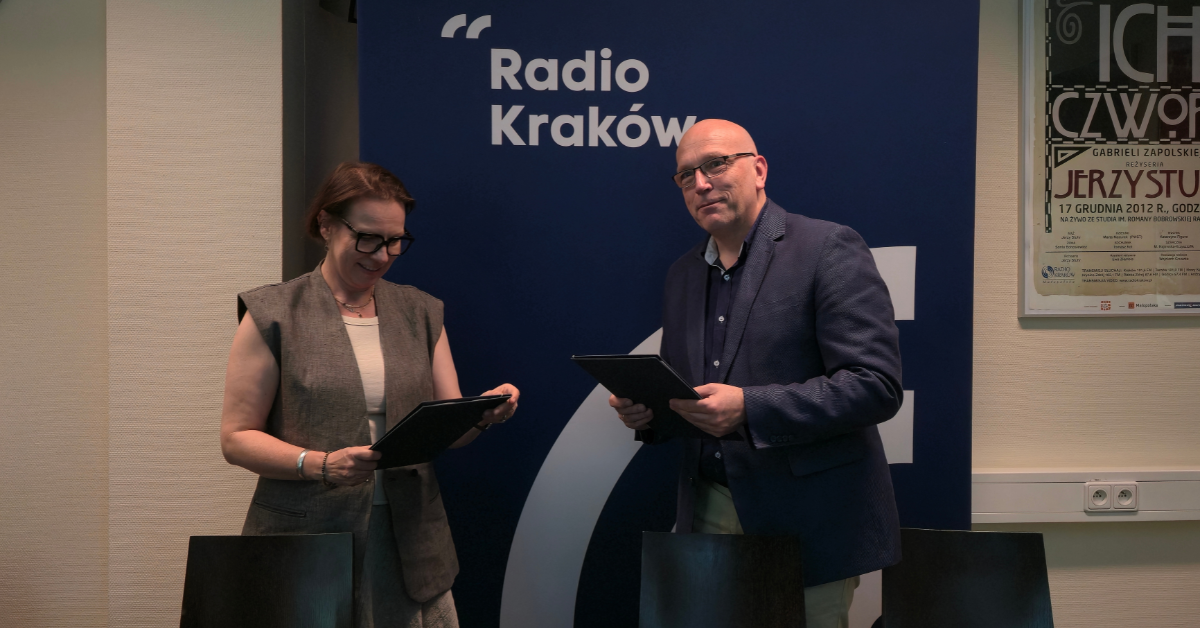 Agata Wasowska-Pawlik dyrektorka-MCK oraz Marcin Pulit redaktor naczelny Radia Kraków podczas podpisania umowy dotyczącej współpracy w ramach wspólnych podcastów