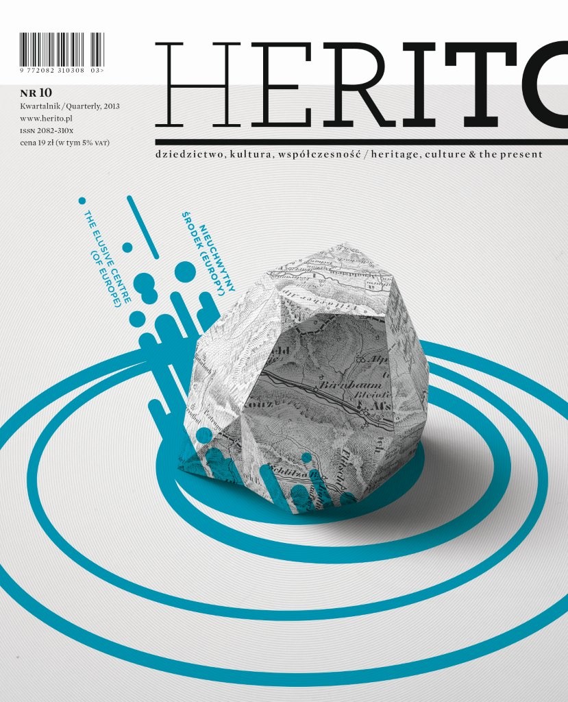 Okładka 10. numeru magazynu „Herito” z 2013 roku. Na jasnym tle widnieje przestrzenna kompozycja przypominająca kamień lub bryłę wykonaną z fragmentów historycznej mapy. Obiekt znajduje się pośrodku koncentrycznych, turkusowych okręgów. Obok umieszczono dwujęzyczny tytuł tematu numeru: „Nieuchwytny środek Europy / The Elusive Centre of Europe”. W górnej części znajduje się logotyp magazynu „Herito” oraz podtytuł „dziedzictwo, kultura, współczesność / heritage, culture & the present”.